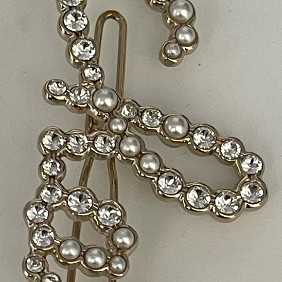 Chanel Script Hair Clip
Crystals and Pearls like New - Picture 10 of 13